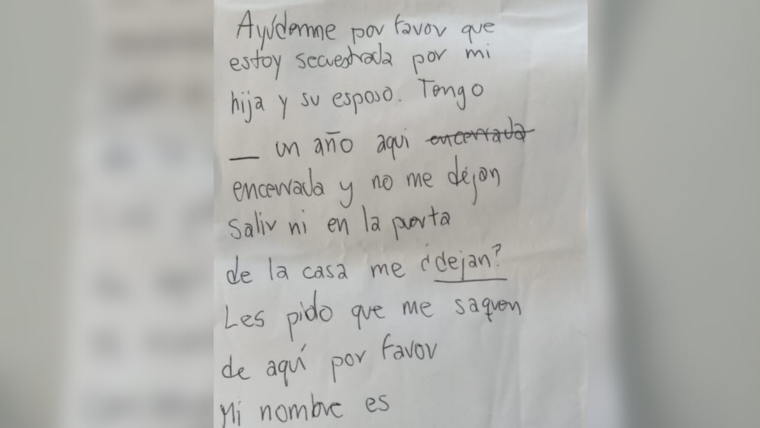 La nota de auxilio entregada por la anciana de 85 años identificada como Carolampia Díaz en un centro de vacunanción de Ciudad de México. 