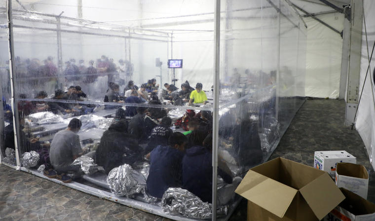 Migrantes dentro de una de las carpas habilitadas dentro de las instalaciones temporales de la Patrulla Fronteriza en Donna, Texas.