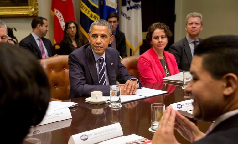 El entonces presidente Barack Obama acompañado de Cecilia Muñoz (rojo) durante una reunión con dirigentes escolares en la Casa Blanca, en marzo del 2015.