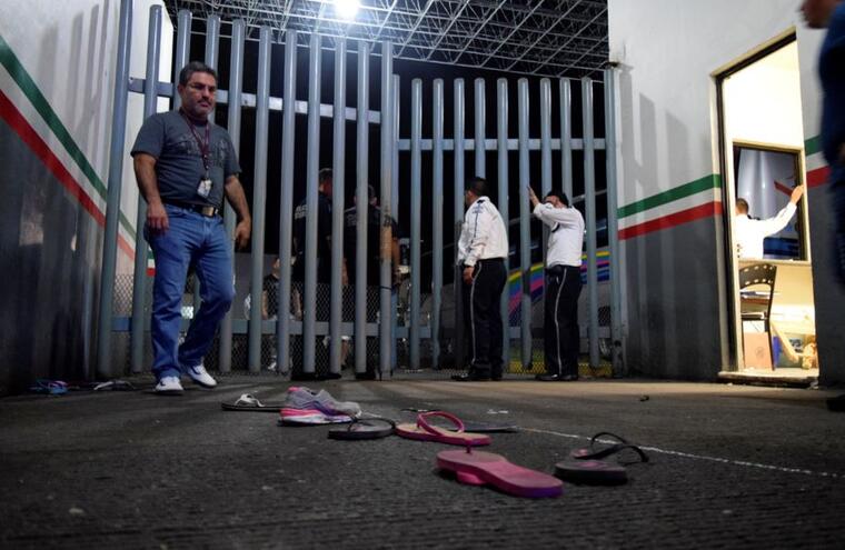Guardias de seguridad en la puerta del centro de detención de inmigrantes Siglo XXI tras una fuga en masa este jueves por la noche de las instalaciones, en Tapachula, México.