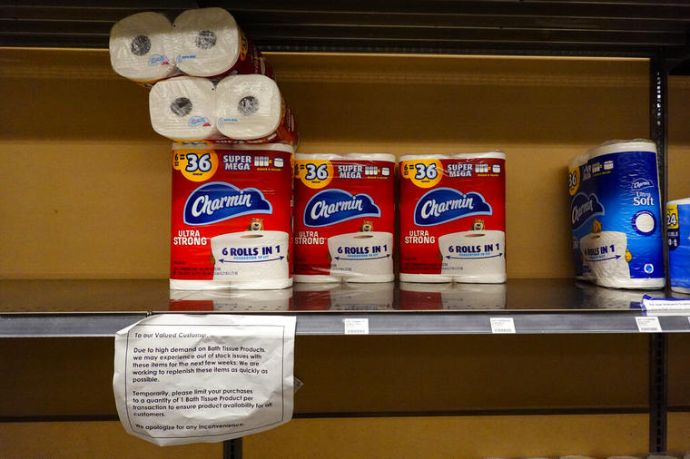 Un rótulo en la tienda Kroger en Carmel, Indiana, anuncia el límite de compra de papel higiénico para evitar escasez del producto