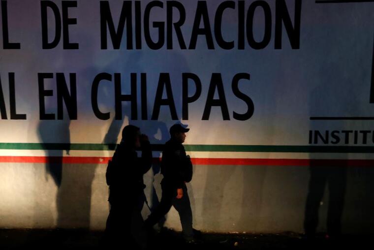 La policía federal ingresa a un centro de detención de inmigrantes en Tapachula, estado de Chiapas, México, a última hora del jueves 25 de abril de 2019.