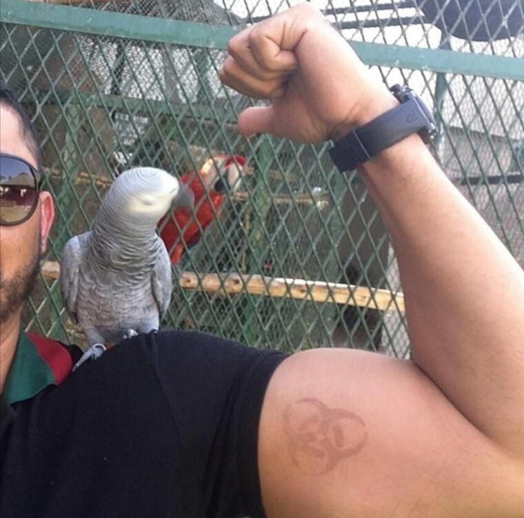 Tatuaje del símbolo de riesgo biológico en el brazo izquierdo del 'Chino Ántrax'