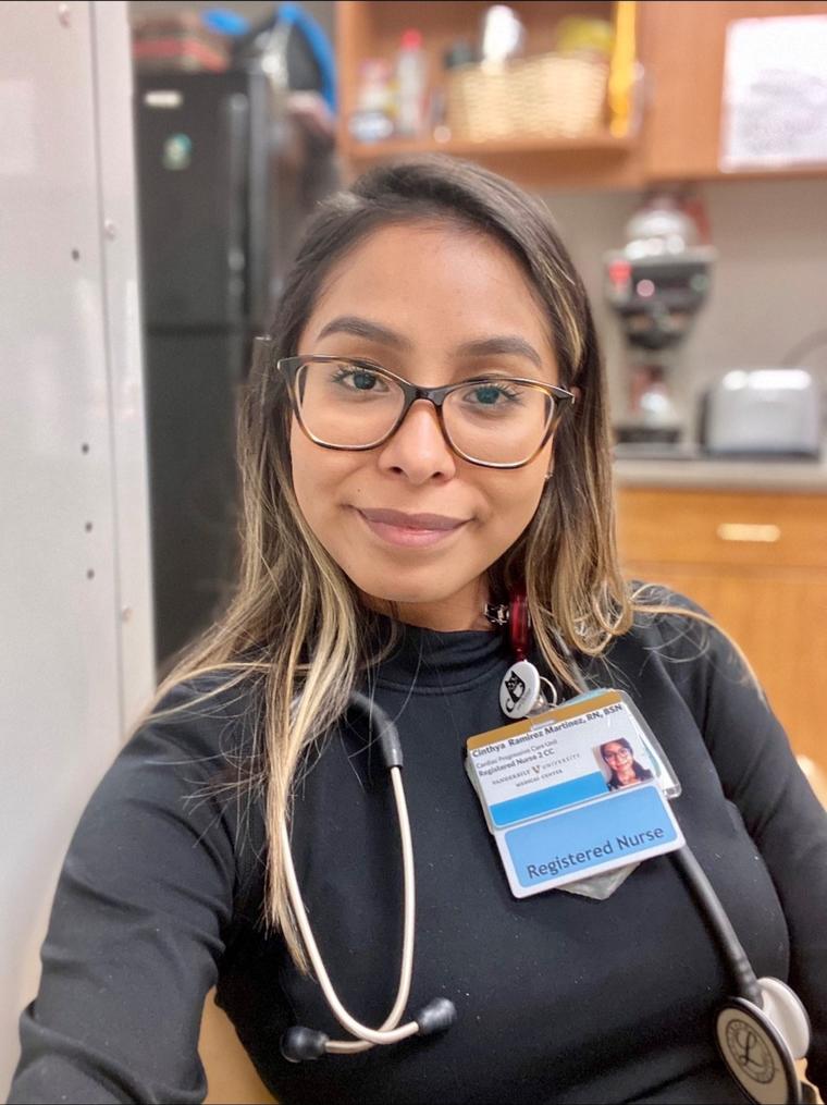 Cinthya Ramírez, de origen mexicano, trabaja como enfermera en el hospital más grande de Nashville, Tennessee. Dice que más de 80 de sus compañeros de trabajo se han contagiado de coronavirus. 