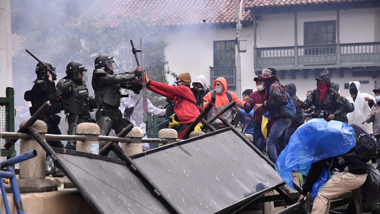 Manifestantes chocan con policías antidisturbios durante el paro nacional contra la reforma tributaria propuesta por el presidente Duque el 28 de abril de 2021 en Bogotá, Colombia.
