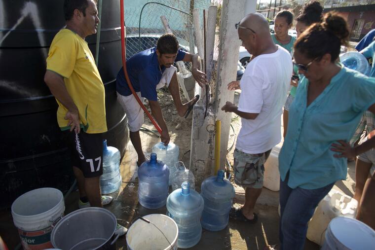 Personas buscando agua en San José de los Cabos, México, en septiembre de 2014.