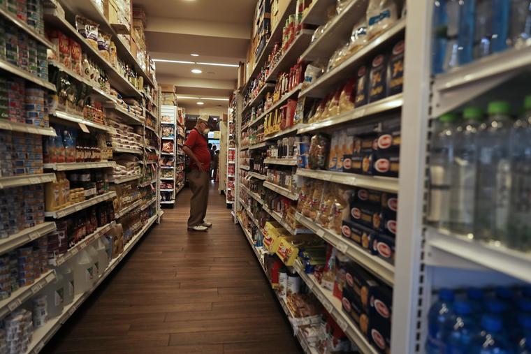 Un hombre hacía sus compras en un supermercado, durante el toque de queda en Ciudad de Panamá, el 16 de abril de 2020.
