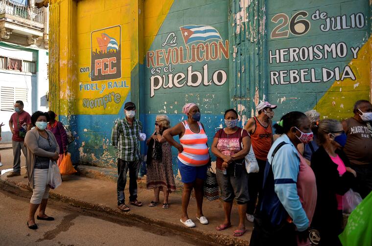 La pandemia de COVID-19 arreció la escasez de alimentos y productos de primera necesidad en Cuba, una crisis nunca ha dejado de golpear a la isla comunista en las últimas décadas. 