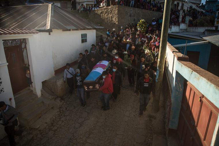 Familiares y amigos de Elfego Miranda acompañan este sábado el ataúd rumbo a su entierro en el cementerio de San Francisco, en Comitancillo (Guatemala)