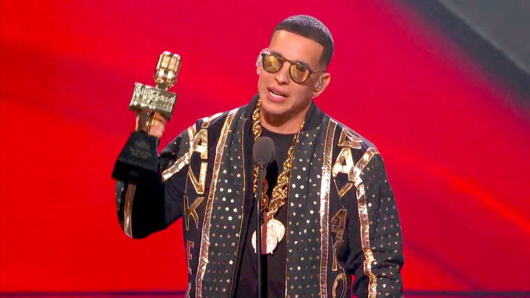 Daddy Yankee recibe galardón en Premios Billboard 2021