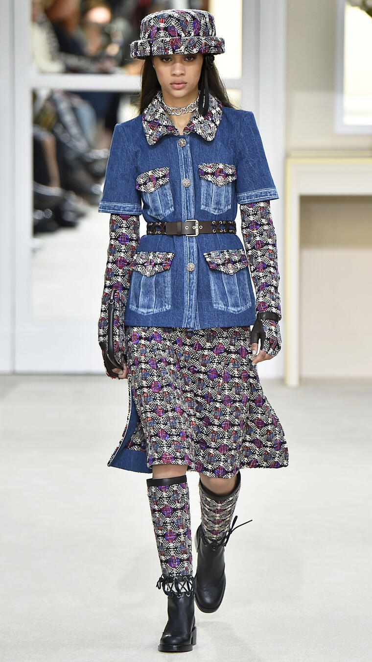 Modelo con chaqueta de jean en la pasarela de Chanel