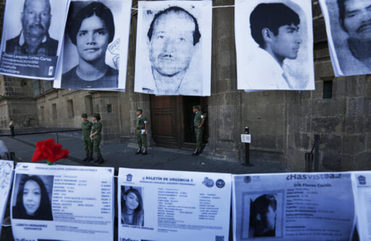 Fotografías de personas cuyo paradero se desconoce durante una protesta frente a la sede presidencial en Ciudad de México el 30 de agosto de 2019.