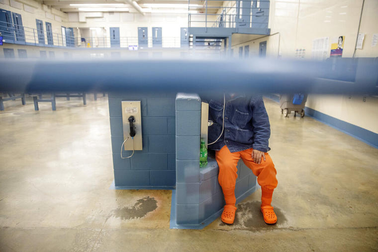 Una persona detenida en el Stewart Detention Center, instalación de ICE en Georgia aledaña a una corte migratoria.