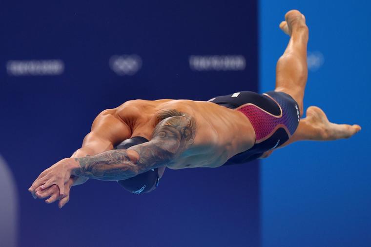 El nadador estadounidense Caeleb Dressel se lanza al agua durante la final de los 50 metros en Tokio 2020.