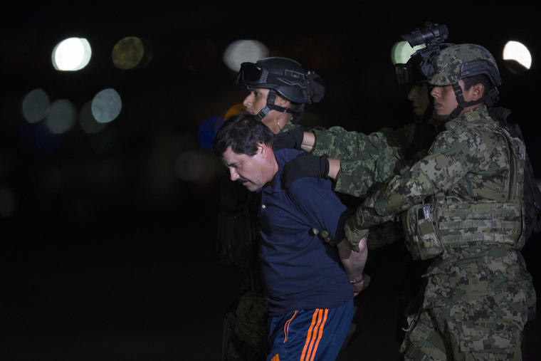 Joaquín  'El Chapo Guzmán', escoltado por las autoridades en México luego de su captura, en 2016.