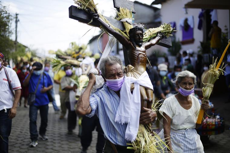 La centenaria procesión de los Cristos vuelve a las calles en El Salvador