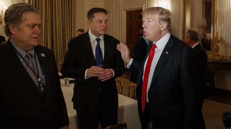 Elon Musk junto al presidente Trump y su asesor, Steven Bannon