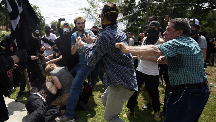 Supremacistas blancos y manifestantes anti racismo se enfrentan en Stone Mountain, Georgia.