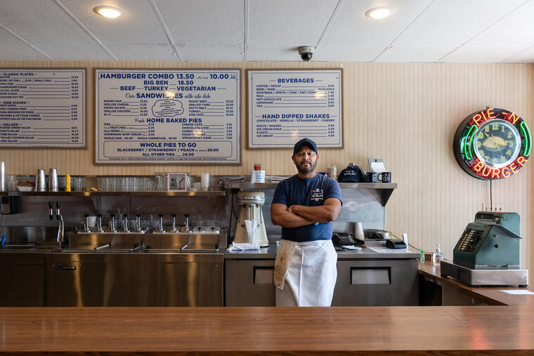 Tony Serrato, de 34 años, es cocinero en Pie 'n Burger en Pasadena, donde los pedidos de comida para llevar lo mantienen ocupado. Le redujeron las horas cuando la orden de quedarse en casa entró en vigor, y ahora trabaja 20 horas a la semana, cuando solía