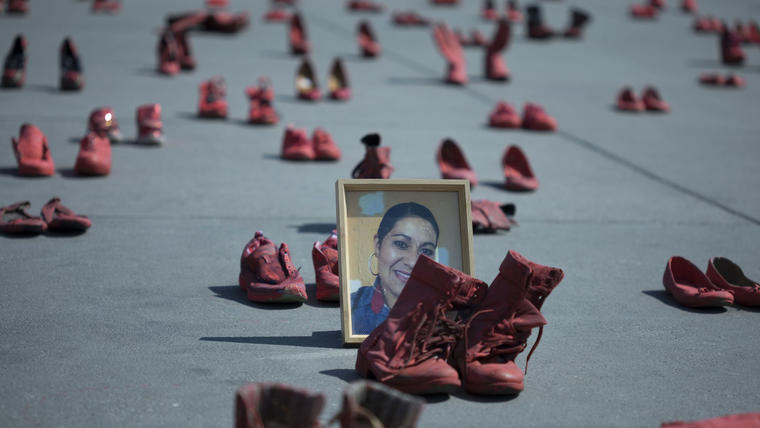 Instalación de zapatos rojos en una protesta contra la violencia de género.