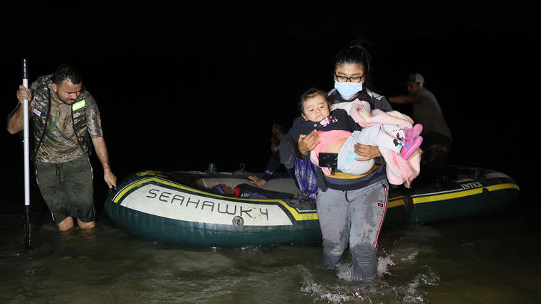 Una migrante de Guatemala con un niño llega a Estados Unidos tras cruzar el Río Bravo en una balsa pilotada por coyotes el 30 de marzo de 2021 en Roma, Texas.