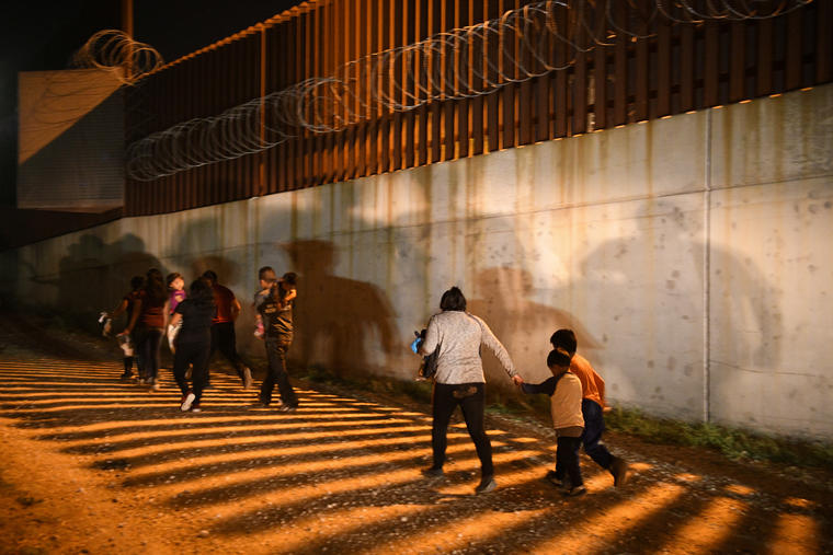 Familias migrantes se entregan a los agentes fronterizos estadounidenses tras ingresar ilegalmente al país en Hidalgo, Texas, en 2019.  