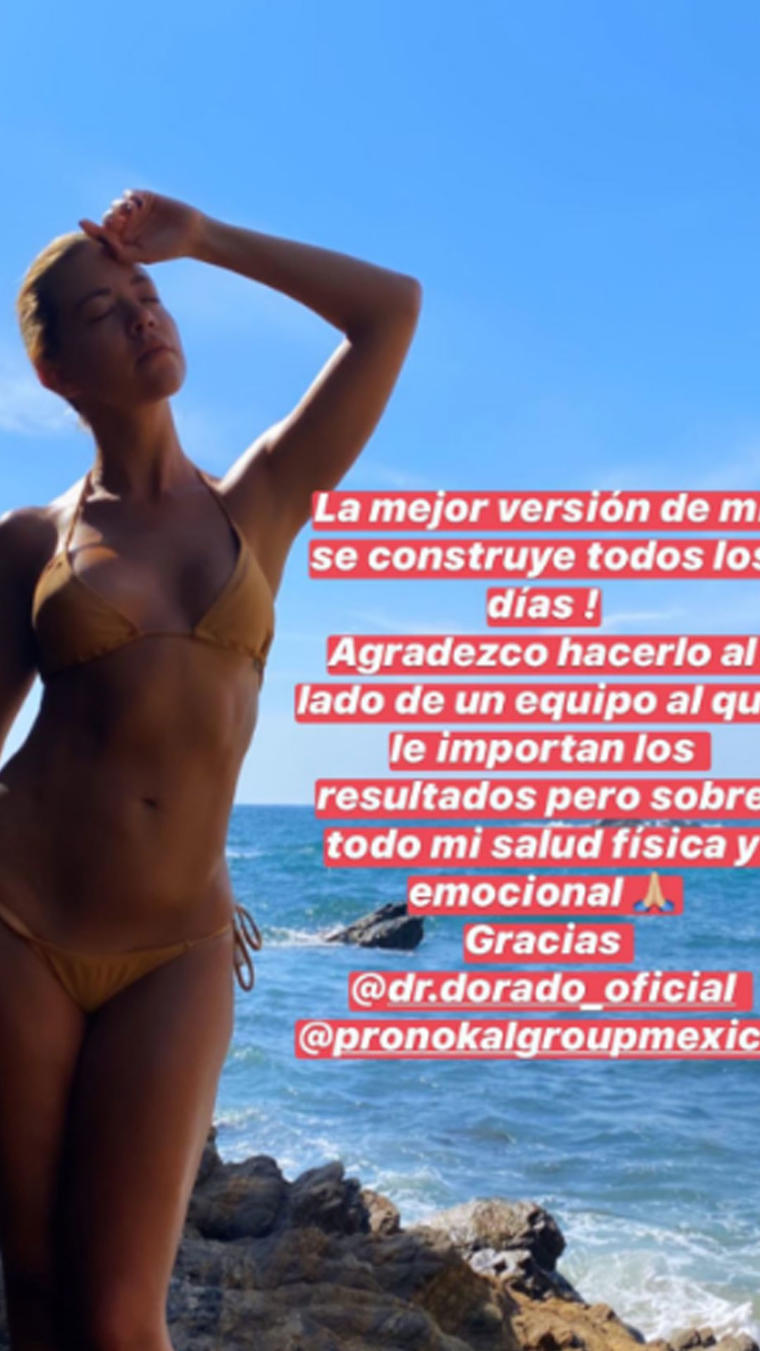 Fernanda Castillo posando en bikini amarillo 