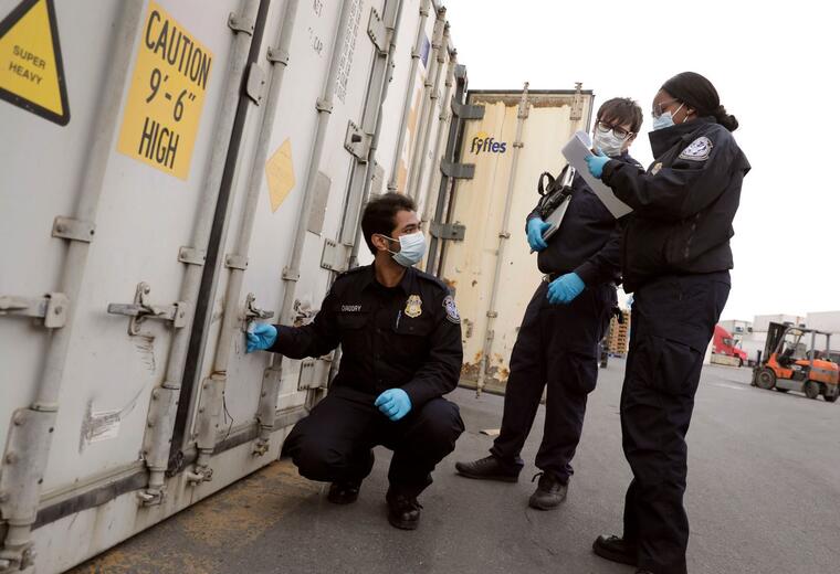 Agentes de CBP inspeccionando contenedores.