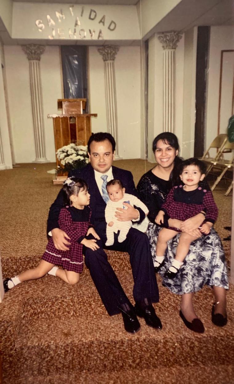 El expastor de La Luz del Mundo Héctor Vera, con su exesposa e hijas en Washington DC, en la década de los 80. 