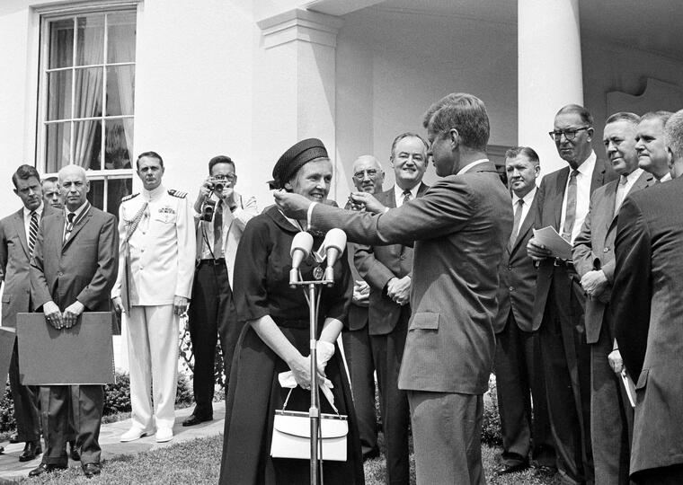 La Dr. Frances Oldham Kelsey recibió el premio presidencial al servicio civil federal distinguido de manos del presidente John F. Kennedy en agosto de 1962. Kelsey se rehusó a aprobar el medicamento talidomida debido a la falta de evidencia sobre su segur