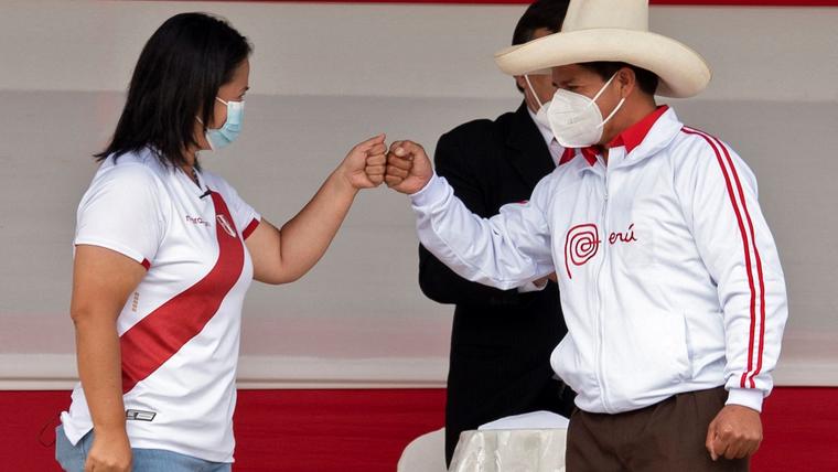 Keiko Fujimori y Pedro Castillo antes de un debate, el 1 de mayo.