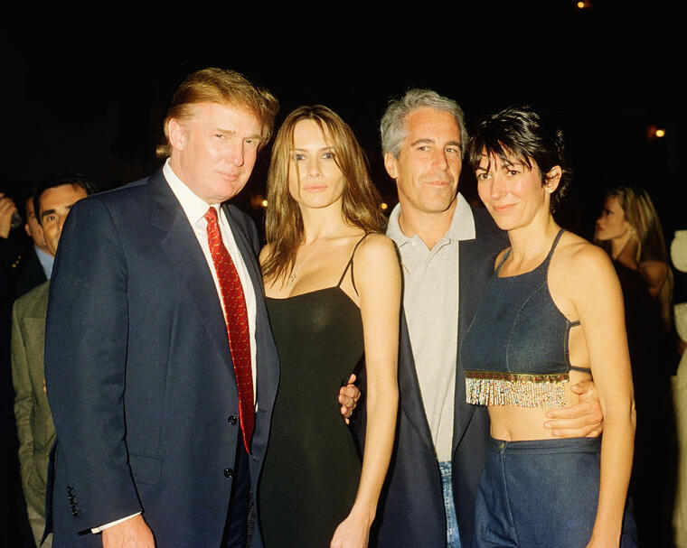 Jeffrey Epstein y Ghislaine Maxwell (derecha) con Donald y Melania Trump en 2000.