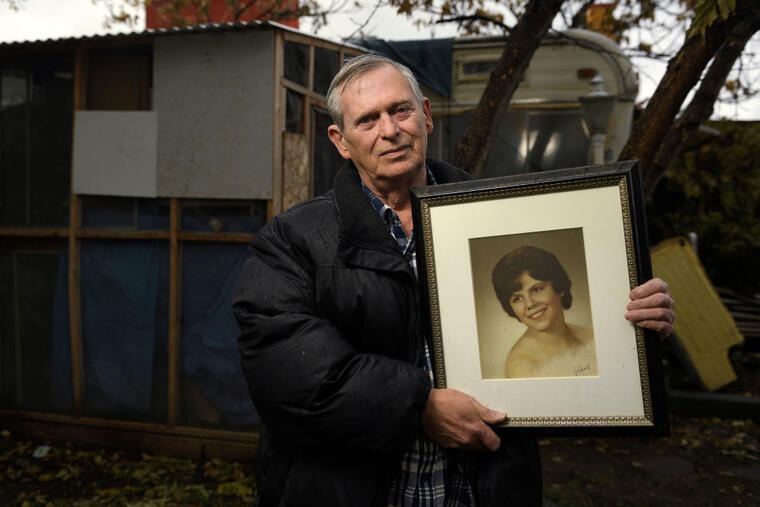 Rick Neuendorf 63, posa en 2018 con un retrato de su esposa Cherrie que tenía 67 años cuando falleció el 11 de diciembre de 2013.