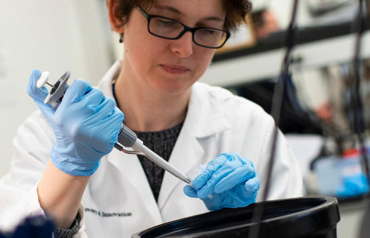Una investigadora trabaja en un laboratorio de New Jersey a finales de febrero, para desarrollar pruebas que detecten el COVID-19.