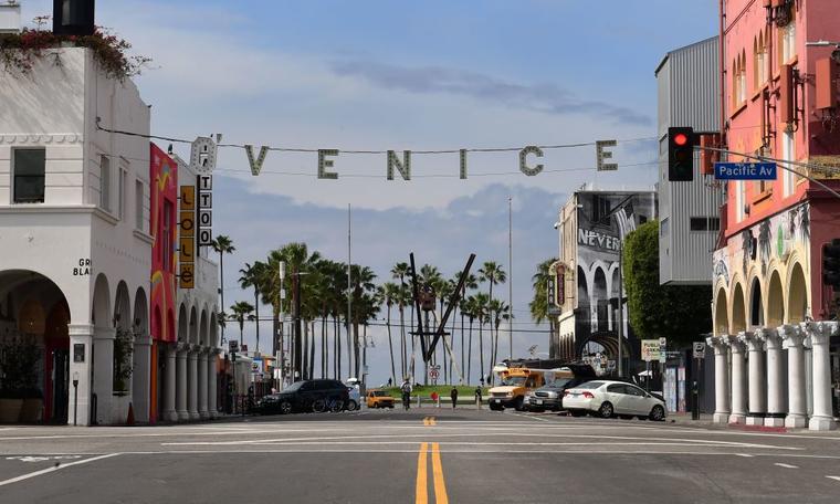 Las calles vacías de Venice Beach este viernes, un día después de que el alcalde de Los Ángeles y el gobernador de California urgieran a los residentes a permanecer en casa.