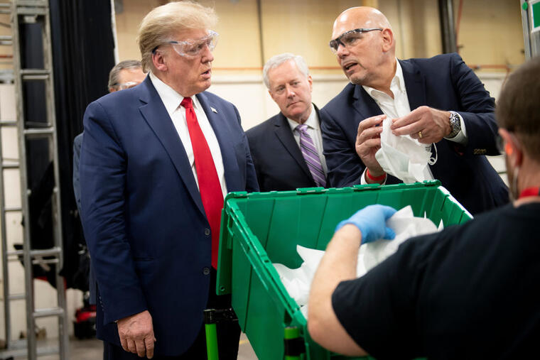 Trump visita la fábrica de mascarillas de Honeywell en Phoenix, Arizona