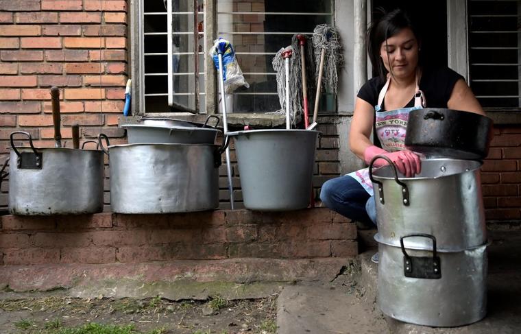 Maria Edilma Aguilar lava ollas mientras trabaja como empleada doméstica a mediados de febrero, en Bogotá. Perdió su trabajo en un salón de belleza en marzo del año pasado debido a la pandemia.