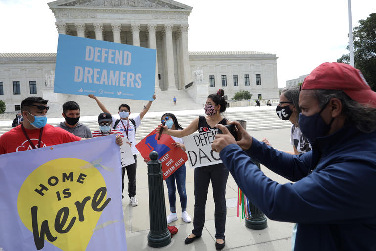 Activistas que luchan por los derechos de los beneficiarios de DACA protestan en las afueras de la Corte Suprema este lunes 15 de junio. 