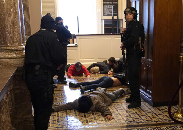 La Policía del Capitolio detiene a varios manifestantes fuera de la Cámara de Representantes, luego de irrumpir en el edificio y obligar a que se pospusiera la sesión conjunta del Congreso para confirmar la victoria de Joe Biden.