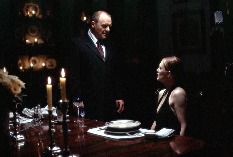 Anthony Hopkins como el Dr. Hannibal Lecter y Julianne Moore como la agente del FBI Clarice Starling en el thriller Hannibal