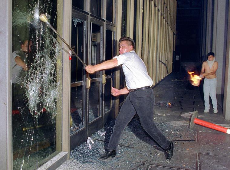 Una escena de los disturbios en el centro de Los Ángeles, el 29 April 1992, luego de que un jurado perdonara a los cuatro agentes del Departamento de Policía de la ciudad acusados de golpear al joven negro Rodney King, en 1991.