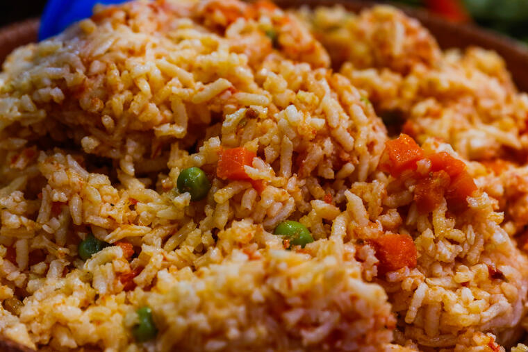 Típico platillo de arroz rojo mexicano.
