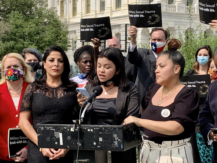 De izquierda a derecha, la congresista Sylvia Garcia; la abogada Natalie Khawam; Lupe Guillén y su madre Gloria Guillén, hablan delante del Capitolio, en Washington DC.