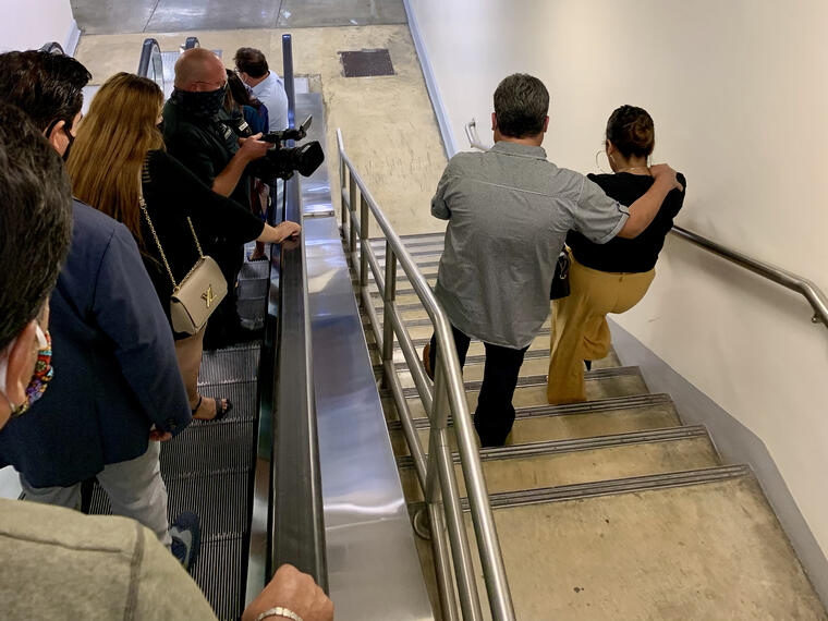 Rogelio Guillen ayuda a bajar unas escaleras subterráneas en el Capitolio a su esposa, Gloria. Se conocieron en Zacatercas más de dos décadas atrás. Desde el asesinato de su hija, Gloria teme las escaleras mecánicas y los ascensores más que nunca.