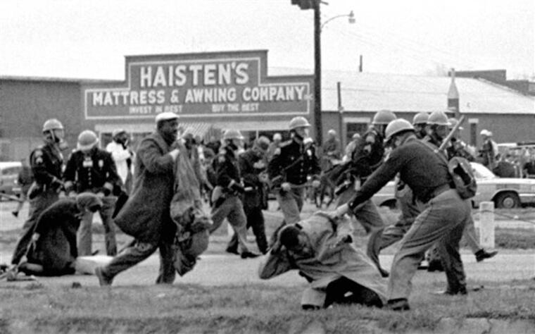Soldados estatales de Alabama golpean a John Lewis en 1965 en Selma. 