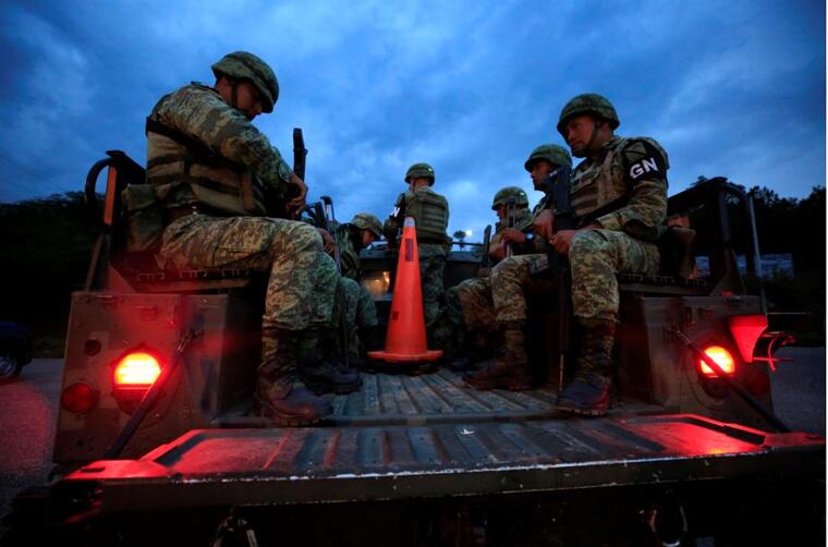 Soldados de la Guardia Nacional de México este sábado patrullaban las carreteras utilizadas para eludir un punto de control migratorio, en Comitán, estado de Chiapas.