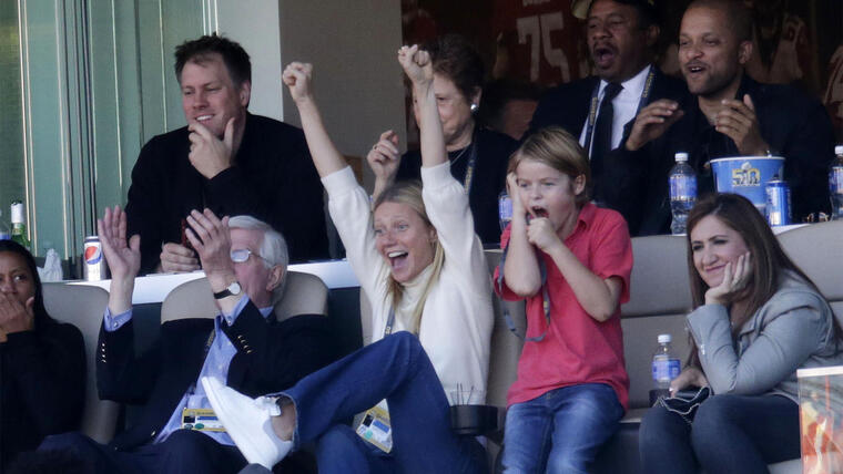 Gwyneth Paltrow sentada al lado de su hijo Moses