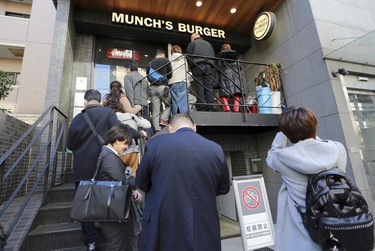 Fila para entrar al Munch's Burger, que vende la hamburguesa "Trump".