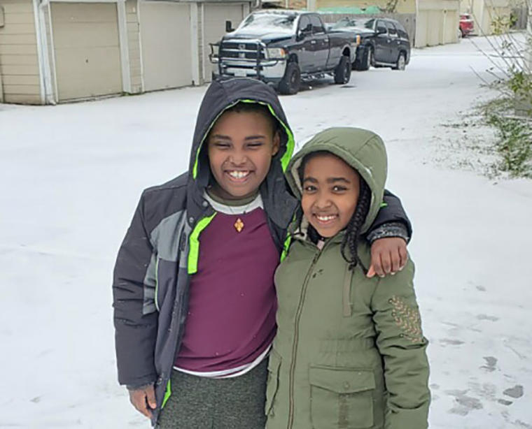 Los hijos de Shalemu Bekele: Beimnet, a la izquierda, y Rakaeb, mientras disfrutaban de la nieve durante la mañana del 15 de febrero. 