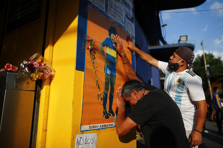 Varios hinchas se acercarona rendir homenaje a Diego Maradona este miércoles 24 de noviembre en La Bombonera, el estadio del club Boca Juniors, en Buenos Aires.